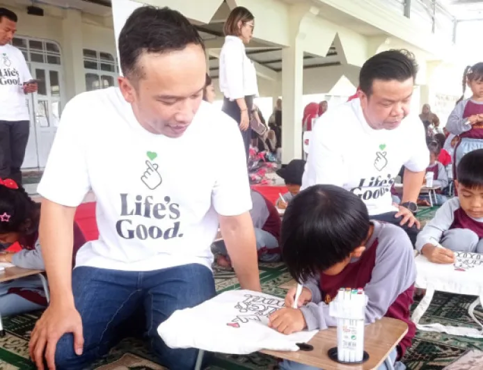 LG Lebaran Sehat Salurkan 1.000 Paket Makanan dan Layanan Kesehatan Pasca Longsor Pasirlangu