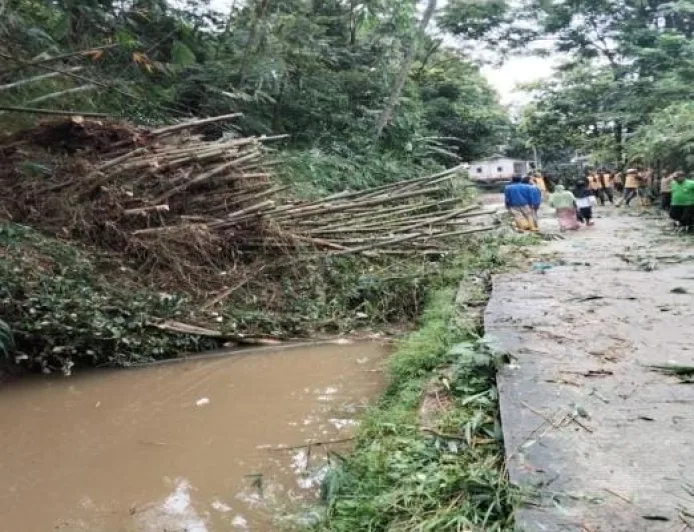 Tanah Longsor Tutup Saluran Irigasi Cibalok di Bogor, Distribusi Air Terhambat