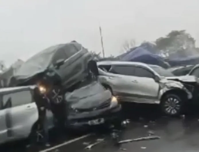Kecelakaan Beruntun Tol Andara: Fortuner Terbalik, Penumpang LCGC Luka-luka