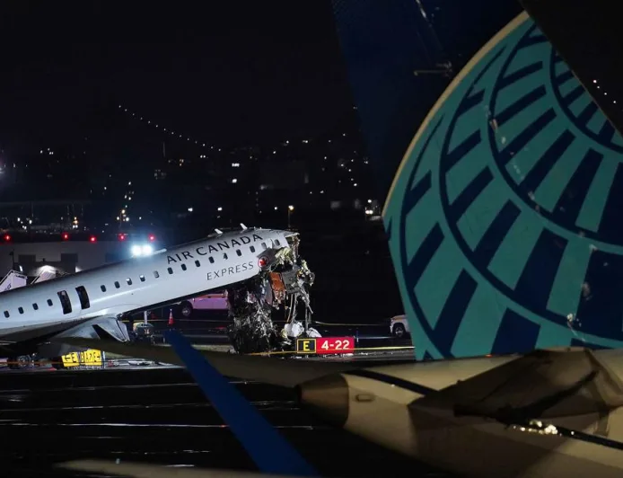 Pramugari Air Canada Selamat Ajaib dari Kecelakaan Pesawat di Bandara LaGuardia