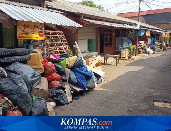Keluhan Warga Ciracas soal Sampah Tak Kunjung Diangkut Usai Banjir 1,5 Meter