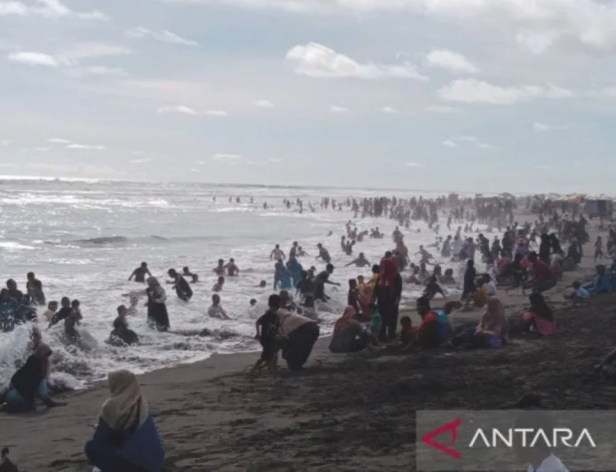 Satpol PP Selamatkan 6 Wisatawan dari Kecelakaan Laut di Pantai Selatan DIY