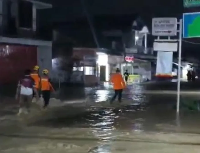 Banjir Besar Rendam Ratusan Rumah di Brebes, Akses Pejagan–Prupuk Ditutup