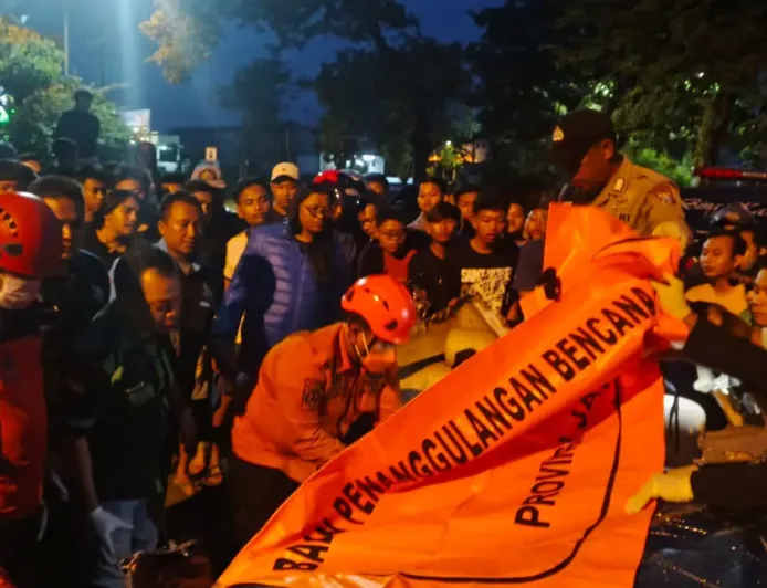 Warga Surabaya Meninggal Usai Sedan Tabrak Truk Boks di Juanda Sidoarjo