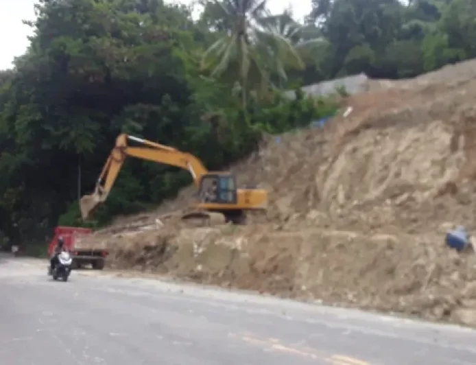 Material Longsor di Batukoneng Dibersihkan Cepat Antisipasi Musim Hujan