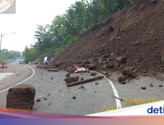 Longsor Jalur Clongop Kembali Terjadi, Lalu Lintas Diberlakukan Sistem Buka Tutup