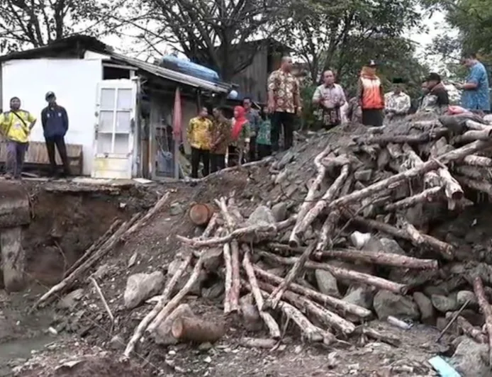 Tanggul Kali Angke di Jakarta Barat Ambruk, Rumah Terancam Banjir dan Rusak