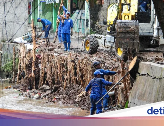 Penanganan Turap Longsor Kali Baru Dikebut dengan Bantuan Alat Berat Backhoe Spider