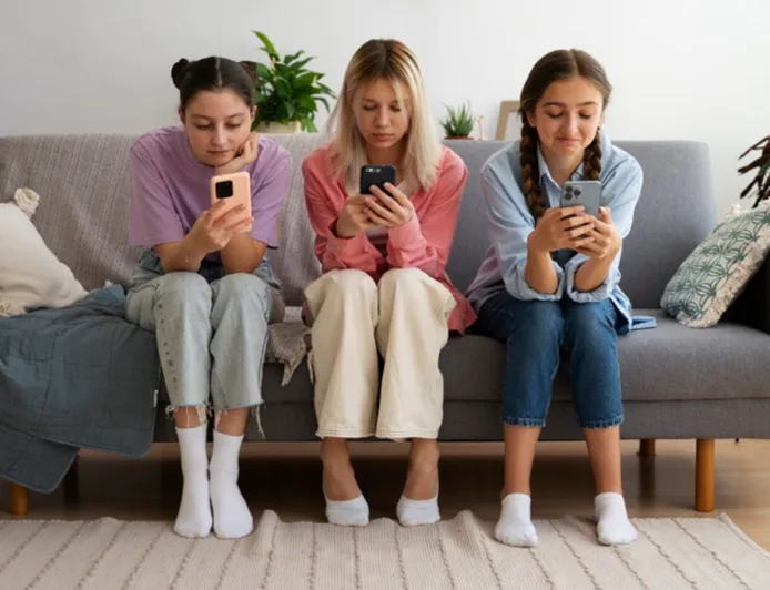 Dahaga Gen Alpha pada Media Sosial: Identitas, Dopamin, dan Pengakuan Digital