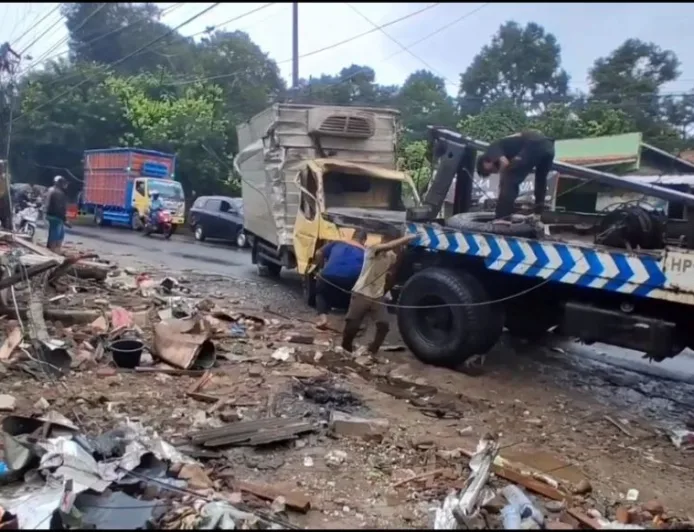 Truk Boks Tabrak Warung di Subang, 1 Orang Tewas dan 2 Luka-luka