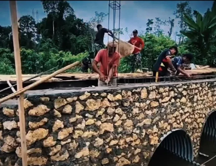 TNI Bangun Jembatan Kokoh di Desa Lolona'a Pasca Banjir, Akses Warga Kembali Lancar