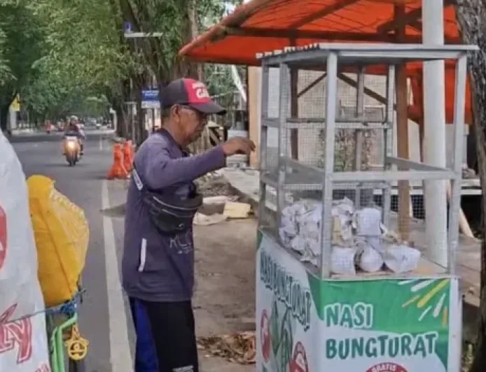 Kita Berbagi Sosial Bagikan Puluhan Nasi Bungkus Tujuan Akhirat di Sumenep