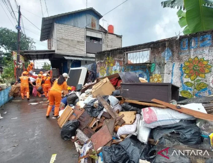 Pemkot Jaktim Angkut 25 Ton Sampah Sisa Banjir di Kramat Jati, Ini Rinciannya