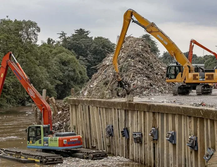 25 Ton Sampah Pascabanjir di Kramat Jati Berhasil Diangkut dengan Cepat