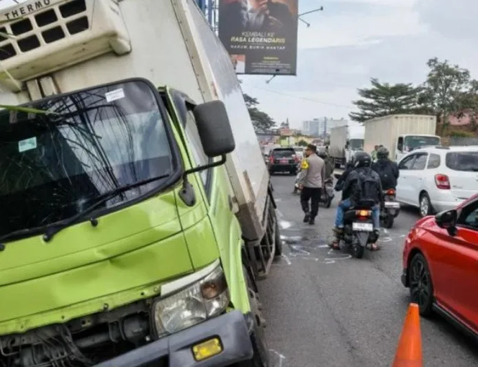 Truk Boks Oleng di Jalur Nagreg Tabrak Pejalan Kaki, 1 Tewas