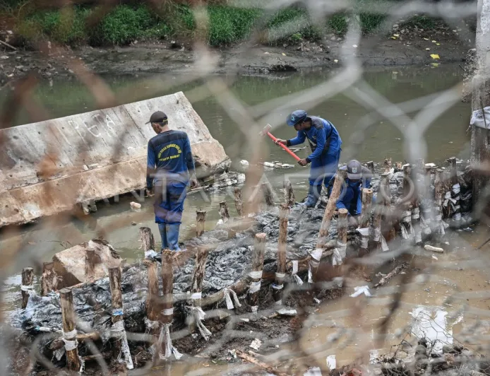 Pembuatan Tanggul Sementara di Lokasi Longsor Kali Angke untuk Cegah Bencana Susulan