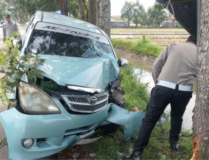 Kecelakaan Mobil Pemudik di Jombang Tabrak Pohon, 6 Orang Luka-Luka