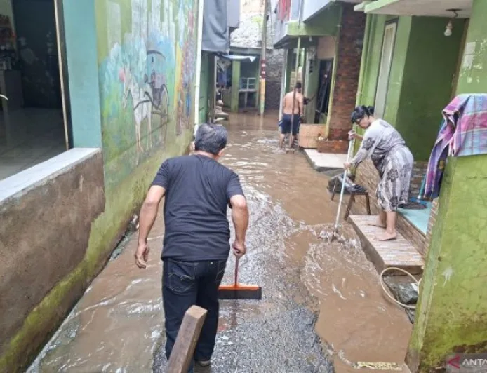 Jakarta Barat Fokus Mitigasi 36 Kelurahan Rawan Banjir Hadapi Cuaca Ekstrem