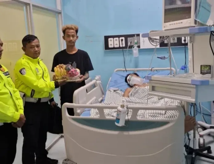 Satlantas Majalengka Berikan Tali Asih untuk Korban Kecelakaan Maut Elf