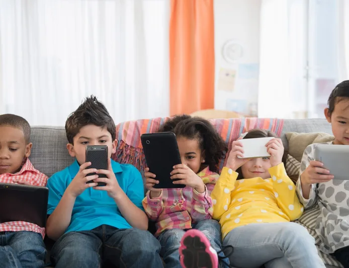 Evaluasi Dampak Pembatasan Media Sosial pada Kesehatan Mental Anak Tetap Dilakukan Pemerintah