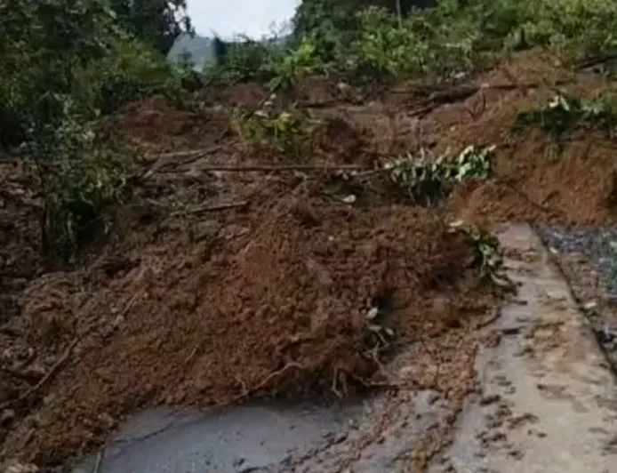 Longsor Tutup Jalan Batulicin-Kandangan di KM 64 dan 66, Akses Terhenti