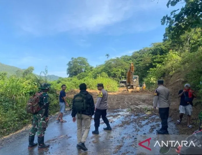 Personil Gabungan Sigap Buka Jalan Longsor di Mentewe Tanah Bumbu