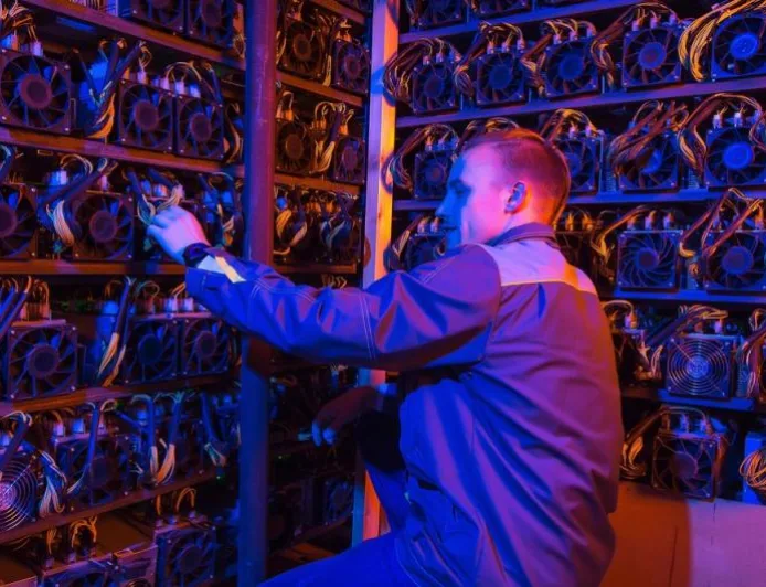 Bitcoin Miner Beralih Jadi Perusahaan AI dan Jual BTC untuk Biayai Transformasi