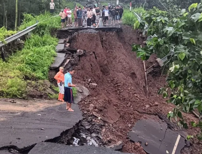 Jalan Menuju Air Terjun Madakaripura Longsor, Dua Orang Luka dan Akses Lumpuh