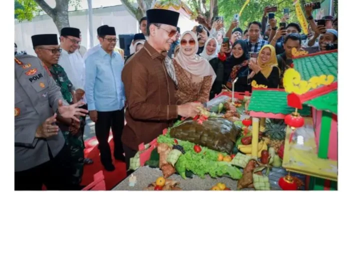 Lebaran Topat di Mataram: Identitas Budaya yang Pererat Hubungan Sosial