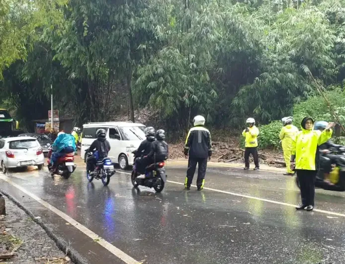 Longsor di Nagreg Akibat Hujan Lebat dan Hujan Es, Jalur Bandung-Garut Terhenti Sementara
