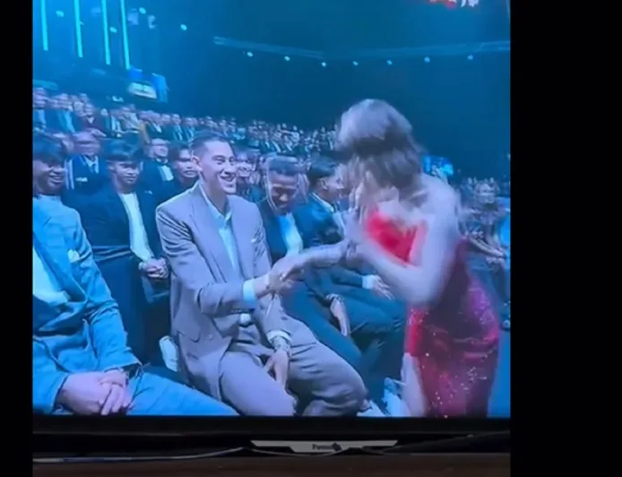 Momen Jay Idzes Diajak Dangdutan Wika Salim di PSSI Awards 2026