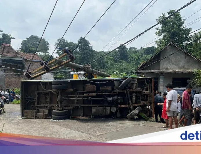 Bus Tayo Terguling di Mojokerto Saat Rombongan Halalbihalal, 1 Tewas