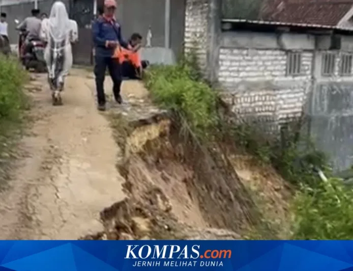 Longsor Ambleskan Jalan Desa, Akses 2 Dusun di Pamekasan Terhenti Total