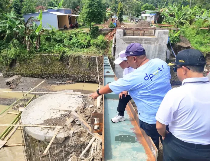 Banjir Bandang Hantam Jembatan Cijemit Kuningan, Proyek Tetap Dilanjutkan