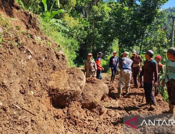 Longsor di Cidaun: Petugas dan Warga Bersama Buka Jalan Tertutup Material