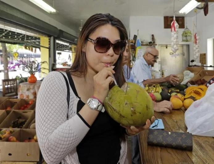 Manfaat Air Kelapa untuk Kesehatan dan Waktu Terbaik Minum Setiap Hari