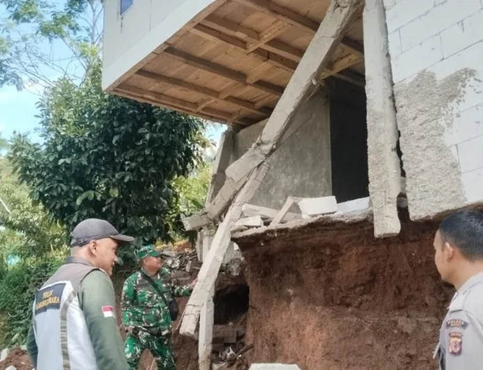 Longsor di Singajaya Garut Akibat Hujan Deras, 4 Rumah Warga Terancam