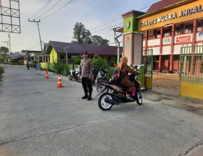 Polsek Muara Ancalong Atur Lalu Lintas Pagi Hari untuk Tekan Risiko Kecelakaan Sekolah