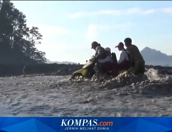 Siswa di Lumajang Harus Menyebrangi Aliran Banjir Lahar Semeru Saat Hari Pertama Sekolah
