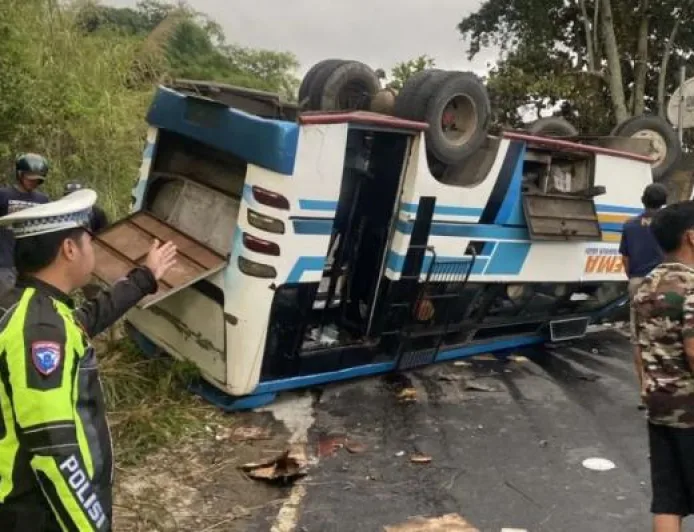 Kecelakaan Bus Terguling di Danau Ranau OKU Selatan, 28 Penumpang Luka