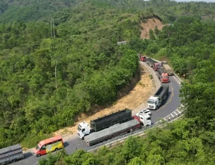 Risiko Kecelakaan Tinggi di Jalan Raya Nasional 49 dengan Tikungan Berbahaya dan Truk Berat