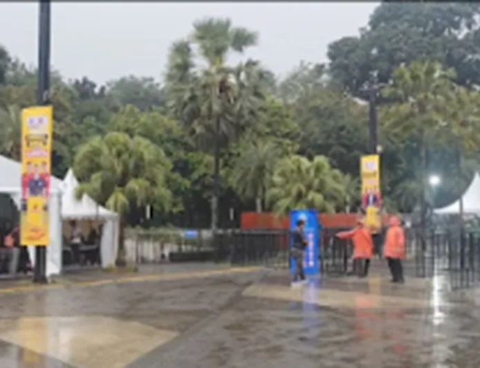 Hujan Deras Hantam, SUGBK Masih Sepi Suporter Jelang Final Timnas Indonesia vs Bulgaria