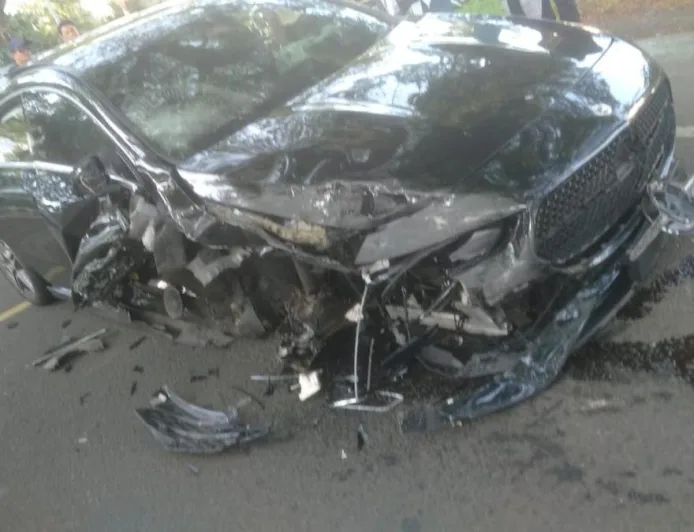 Kecelakaan Mercy Adu Banteng dengan Xpander di Tangsel, Mobil Ringsek Parah