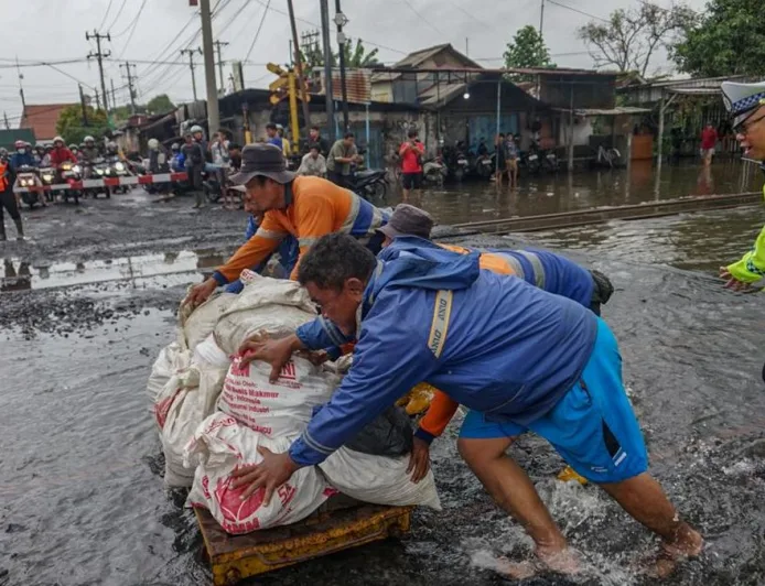 Banjir Pekalongan: 254 Warga Mengungsi Akibat Tanggul Sungai Bremi Jebol
