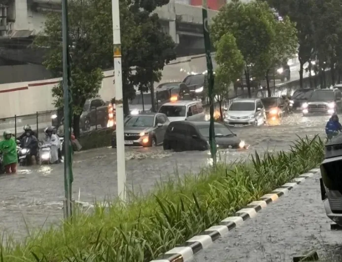 Banjir Parah di Jalan TB Simatupang Arah Fatmawati: Dampak Hujan Deras Jakarta