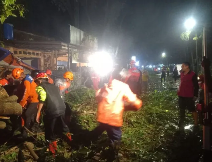 BPBD Kota Malang Tangani Pohon Tumbang dan Banjir Akibat Cuaca Ekstrem