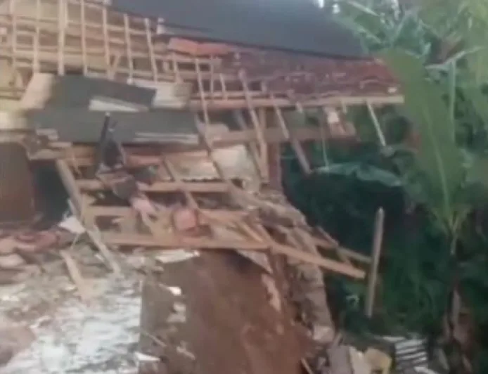 Rumah Ambruk Tergerus Longsor di Sumedang, 2 Lansia Luka-Luka Tertimbun Material