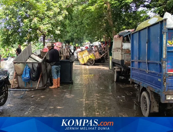 Imbas Longsor Bantargebang, Petugas Kebersihan Antre Lama Buang Sampah di Jatinegara