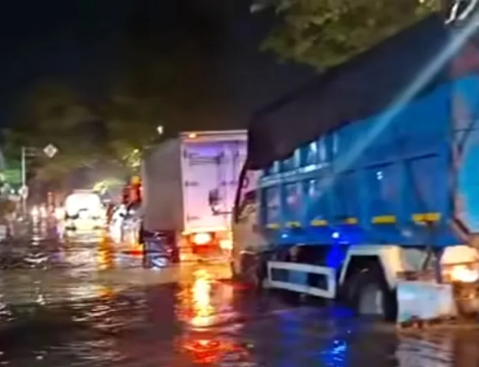 Banjir di Jalur Pantura Bangil Picu Kemacetan Parah Malam Ini