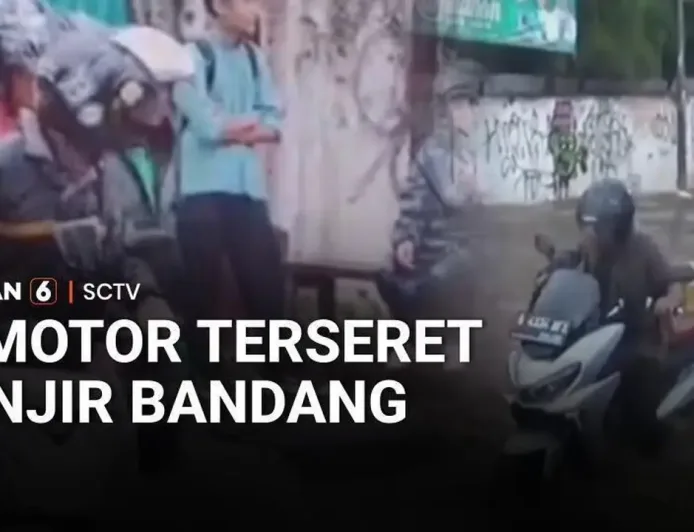 Nekat Terobos Banjir, Pemotor Terseret Arus: Ini Bahayanya